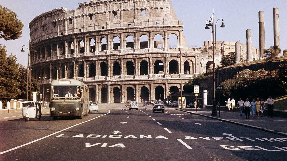Rabbia in Italia per nuovi atti vandalici al Colosseo – I turisti ne fanno un nome