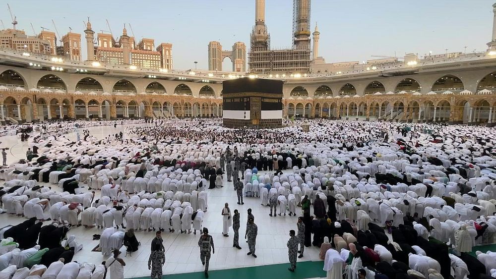 VIDEO WATCH Hundreds Of Thousands Of Muslim Pilgrims Brave Intense