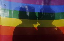 Ένα ζευγάρι ομοφυλόφιλων φιλιέται κατά τη διάρκεια πορείας για τη Διεθνή Ημέρα κατά της Ομοφοβίας στο Εκουαδόρ, την Πέμπτη 17 Μαΐου 2012.