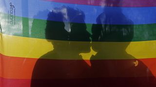 Ένα ζευγάρι ομοφυλόφιλων φιλιέται κατά τη διάρκεια πορείας για τη Διεθνή Ημέρα κατά της Ομοφοβίας στο Εκουαδόρ, την Πέμπτη 17 Μαΐου 2012.