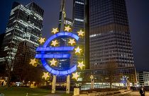 La escultura del euro en Frankfurt.