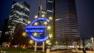 La escultura del euro en Frankfurt.