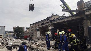 Mentőalakulatok romokat takarítanak az orosz rakétatámadás következtében megsemmisült kramatorszki étterem közelében 2023. június 28-án.