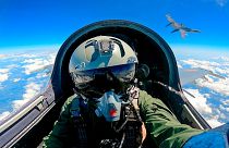A kínai Népi Felszabadító Hadsereg vöröscsillagos pilótája Tajvan környékén járőrözik 2023 áprilisában