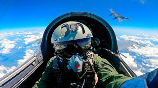 A kínai Népi Felszabadító Hadsereg vöröscsillagos pilótája Tajvan környékén járőrözik 2023 áprilisában