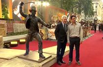 Harrison Ford, imortalizado como Indiana Jones, con el autor de la estatua, el escultor Fred Tucker
