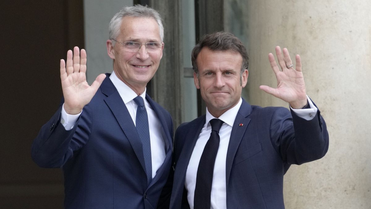 Jens Stoltenberg y Emmanuel Macron posan ante el Palacio del Elíseo