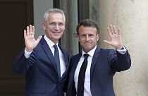 Jens Stoltenberg (balra) és Emmanuel Macron Párizsban 2023.06.28-án.  