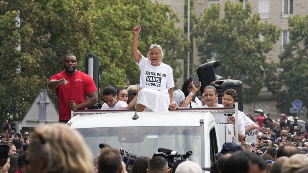 France : marche blanche en hommage à Nahel, le policier présenté à un juge