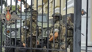 Militares de Wagner vigilan el cuartel general del Distrito Militar Sur en Rostov del Don, Rusia, el 24 de junio de 2023