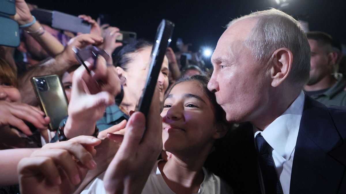 Жители Дербента сделали селфи с президентом России, 28 июня 2023 года.