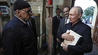 Putin beim Besuch der Dschuma-Moschee in Derbent