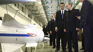 Putyin egy korábbi hangárlátogatáson - archív illusztráció