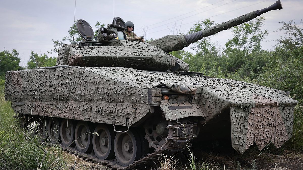 جندي أوكراني على عربة مشاة سويدية في مواقعه بالقرب من باخموت، دونيتسك - أوكرانيا. 2023/06/25