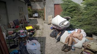 Жители Херсона спасают имущество после затопления