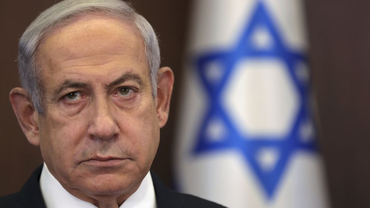Израелският военен кабинет разтърсен от спор между Нетаняху и най-големия съперник