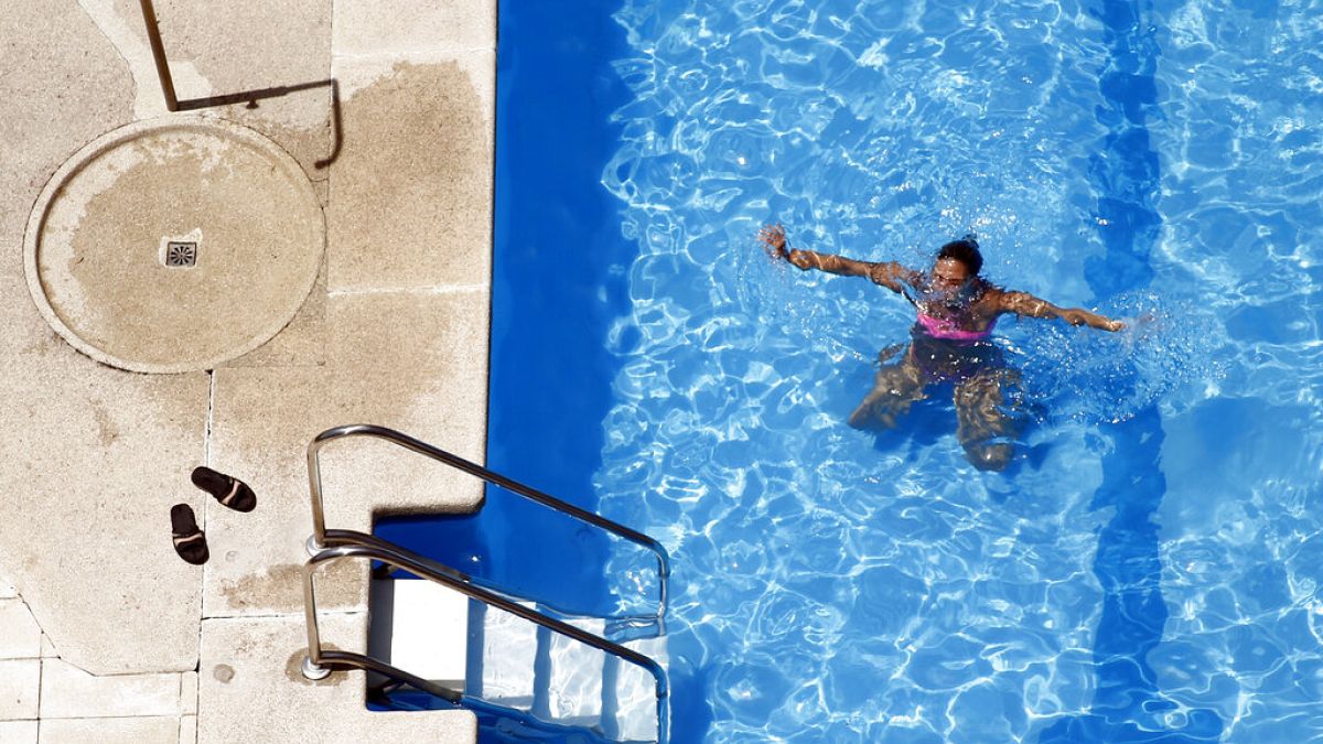 Une nageuse dans une piscine à Madrid, Espagne,  7 juillet 2015