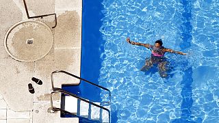 Une nageuse dans une piscine à Madrid, Espagne,  7 juillet 2015