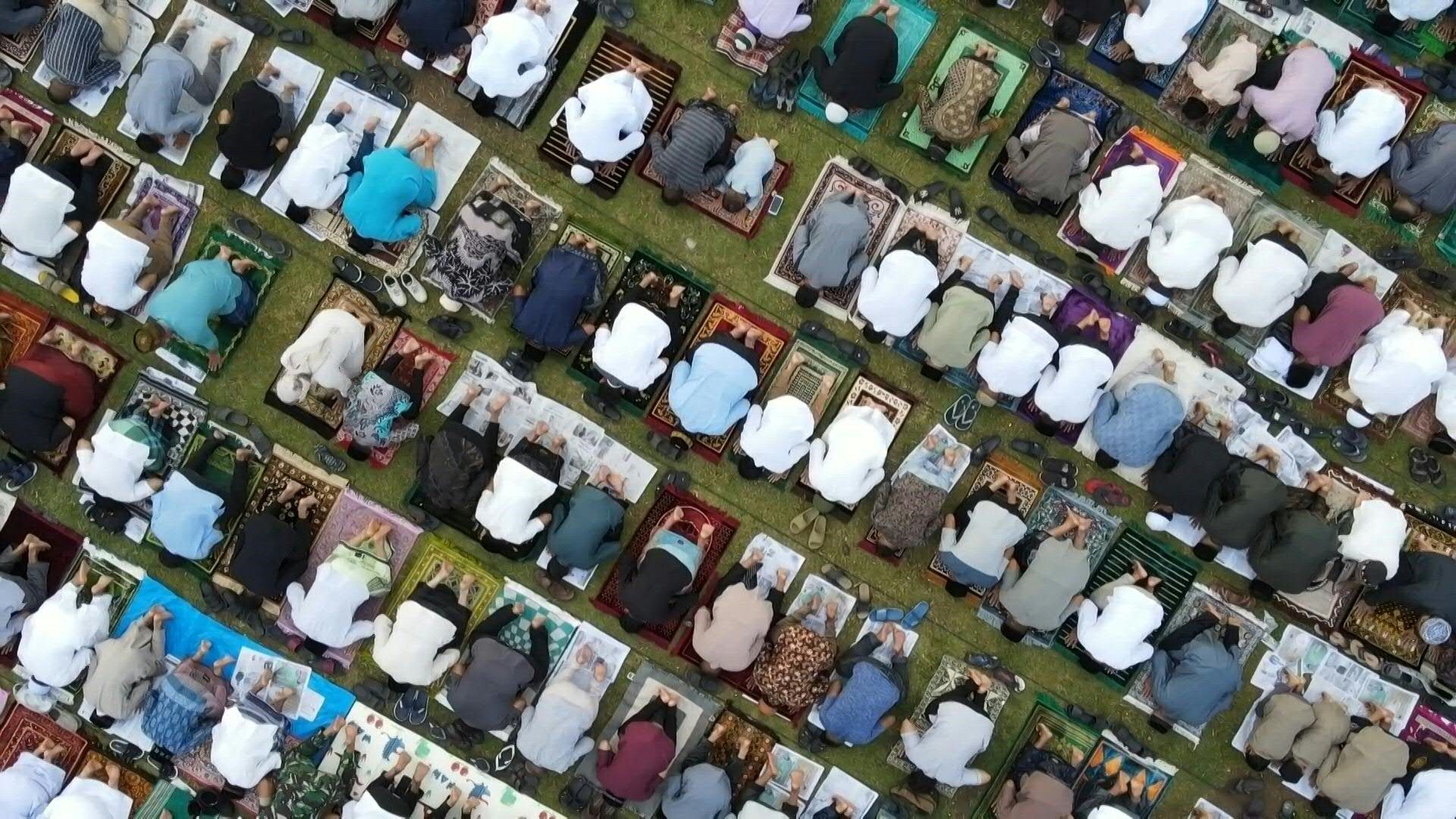 WATCH: Muslims around the world perform Eid al-Adha prayer | Euronews