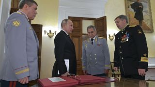 Putyin elnök a legfőbb katonai vezetők társaságában