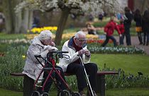 زوجان عجوزان يأكلان غداءهما أثناء زيارتهما لمعرض كيوكينهوف للزهور في ليسيه، بالقرب من أمستردام يوم الأحد 8 أبريل 2012.