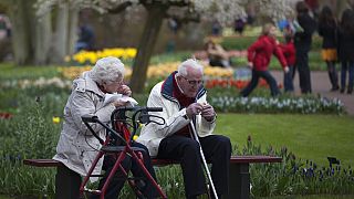 زوجان عجوزان يأكلان غداءهما أثناء زيارتهما لمعرض كيوكينهوف للزهور في ليسيه، بالقرب من أمستردام يوم الأحد 8 أبريل 2012.