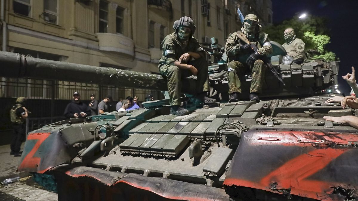 Membri della compagnia militare Wagner Group siedono in cima a un carro armato in una strada di Rostov-on-Don, Russia, 24 giugno 2023\. 