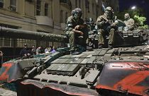 Wagner-Kämpfer sitzen in der russischen Stadt Rostow am Don auf einem Panzer