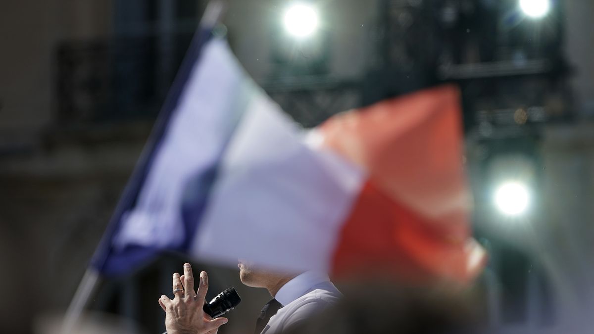 Fight against France cannot be carried out with Russian flags, say