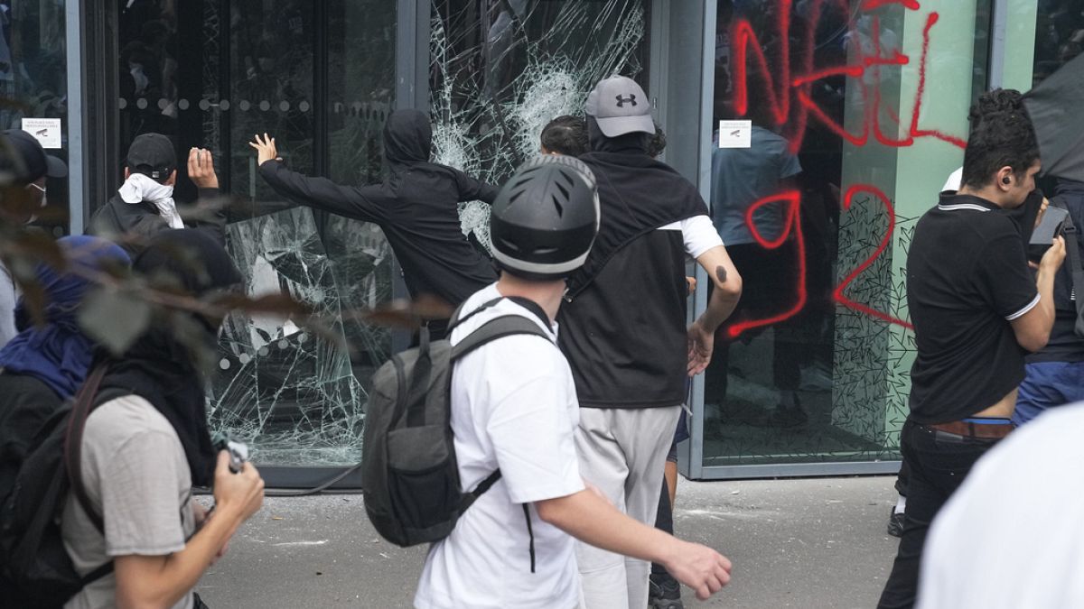 Des individus brisent une vitre en marge de la marche blanche à Nanterre (29/06/23)
