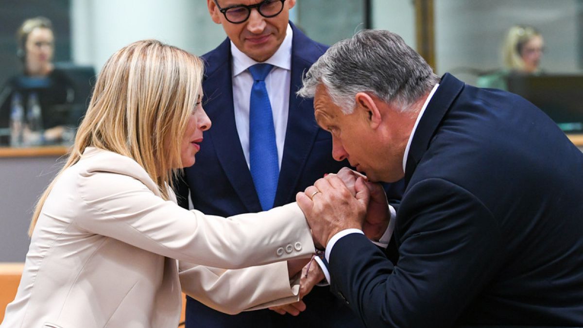 Orbán Viktor köszönti Georgia Meloni olasz kormányfőt az EU-csúcson, Brüsszelben