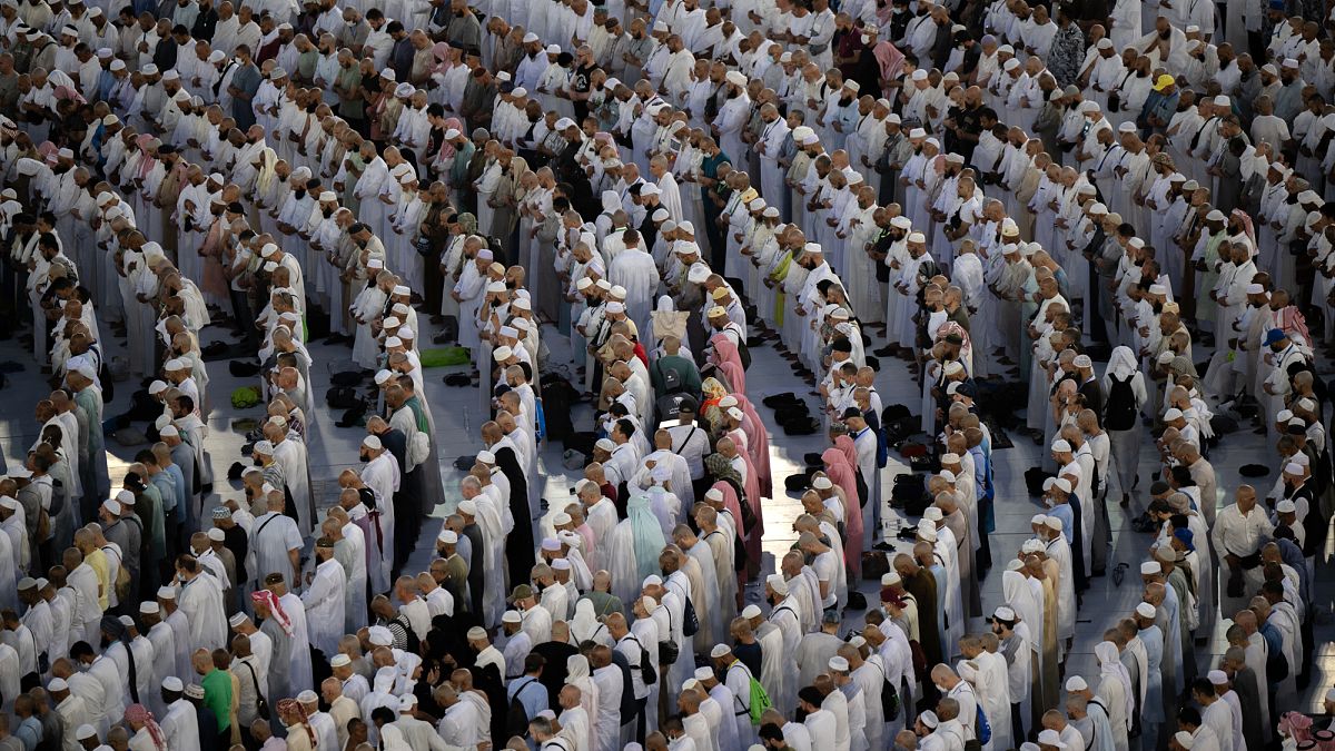 الخحاح يؤدون الصلاة في مكة المكرمة 