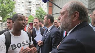 فرنسي من أصل إفريقي يتحدث مع وزير العدل الفرنسي إيريك دوبون موريتي. باريس- فرنسا. 2023/06/29