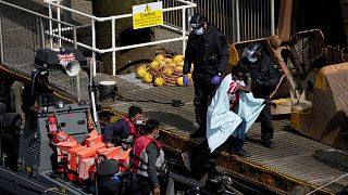 قایق مهاجران قانونی پس از عبور از کانال مانش به جنوب بریتانیا رسیده است
