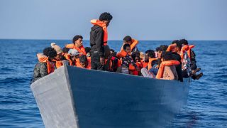 مهاجران غیرقانونی در دریای مدیترانه در حالی که منتظر کمک امدادگران سازمان غیردولتی اسپانیایی Open Arms هستند.
