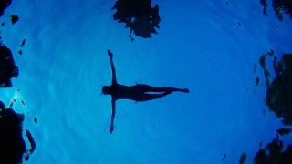Une femme flotte dans une piscine pendant une journée d'été à Madrid, Espagne, dimanche 28 août 2016\. 