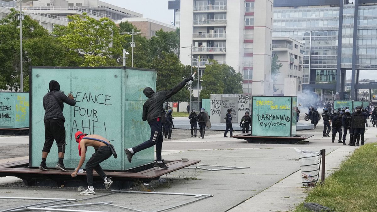 اشتباكات بين شباب وقوات الشرطة خلال أعمال شغب الخميس 29 يونيو 2023 في نانتير خارج باريس.