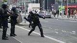Un officier de police se prépare à envoyer une bombe lacrymogène, le 29 juin 2023 à Nanterre, près de Paris.