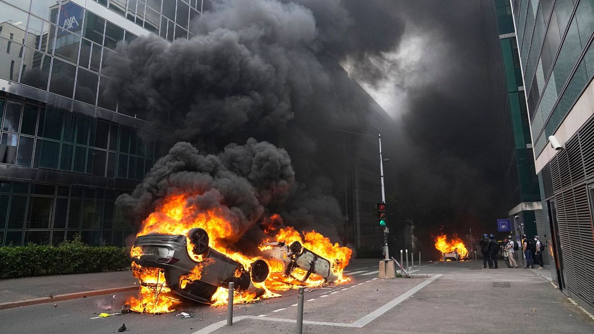 در جریان سومین شب اعتراضات به کشته شدن نوجوان ۱۷ ساله به دست پلیس فرانسه، معترضان خودروها را آتش زده‌اند