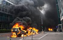 در جریان سومین شب اعتراضات به کشته شدن نوجوان ۱۷ ساله به دست پلیس فرانسه، معترضان خودروها را آتش زده‌اند