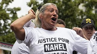 Madre del diciassettenne Nahel grida"Giustizia per Nahel" durante una marcia