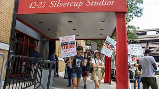 اعضای انجمن نویسندگان آمریکا به دنبال تضمین پرداخت و امنیت شغلی از استودیوها دست به اعتصاب زدند.