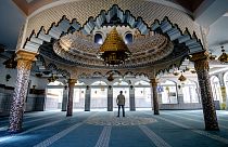 رجل يقف داخل مسجد أبو بكر في فرانكفورت، ألمانيا، الخميس 29 يونيو 2023.
