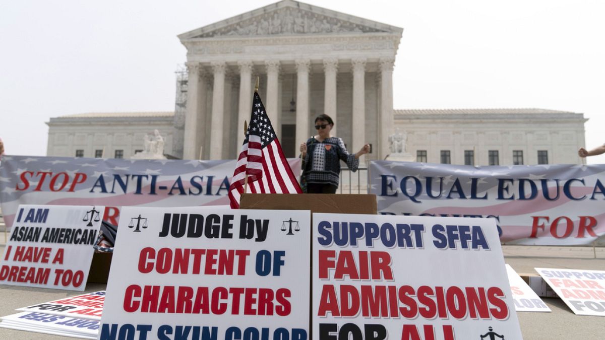 Manifestantes à porta do Supremo Tribunal de Justiça dos EUA
