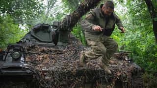 جندي أوكراني يقفز من آلية مدفعية ألمانية الصنع ذاتية الدفع بالقرب من باخموت. 2023/05/27