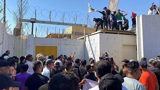 عراقيون يقتحمون سفارة السويد في العراق