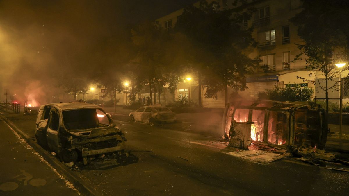 Fransa'da gösterilerde araçlar, binalar ve çöp bidonları ateşe verildi