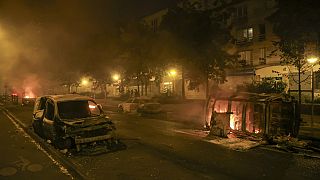 Fransa'da gösterilerde araçlar, binalar ve çöp bidonları ateşe verildi