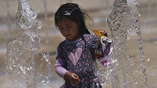 Meksika'nın başkenti Mexico City'de bir kız çocuğu Devrim Anıtı'ndaki çeşmeden akan su ile oynarken
