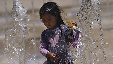 Meksika'nın başkenti Mexico City'de bir kız çocuğu Devrim Anıtı'ndaki çeşmeden akan su ile oynarken 